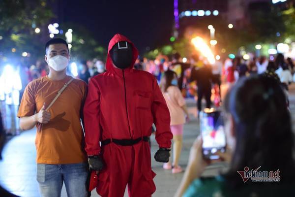 Giới trẻ Sài Gòn đổ ra phố đi bộ đón Halloween