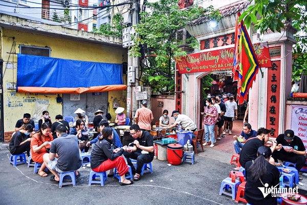 Bánh rán vỉa hè 'phát số' ở Hà Nội, khách xếp hàng dài đợi mua giờ tan tầm