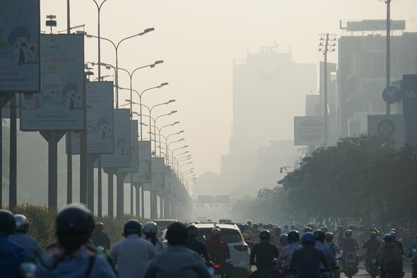 Sáng đầu tuần, TP.HCM chìm trong sương mù