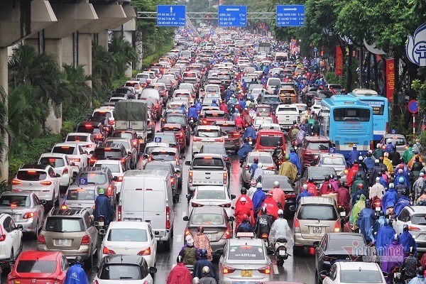 Hà Nội mưa rét, ô tô dàn kín đường, xe máy 'điền vào chỗ trống'