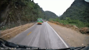 Xe tải vượt ẩu suýt đối đầu ô tô ngược chiều ở Hoà Bình