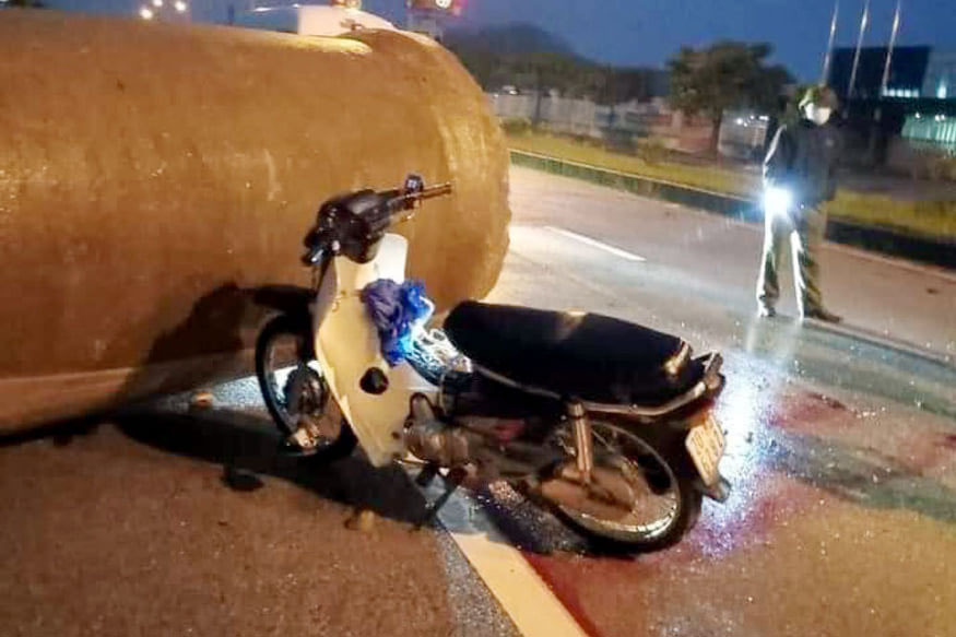 Tông trúng ống cống 'chống dịch' để ngang đường, đôi nam nữ tử vong