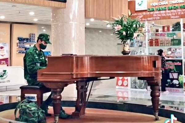 Chàng lính trẻ chơi dương cầm ở bệnh viện ‘đốn tim’ chị em