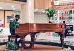 Chàng lính trẻ chơi dương cầm ở bệnh viện ‘đốn tim’ chị em