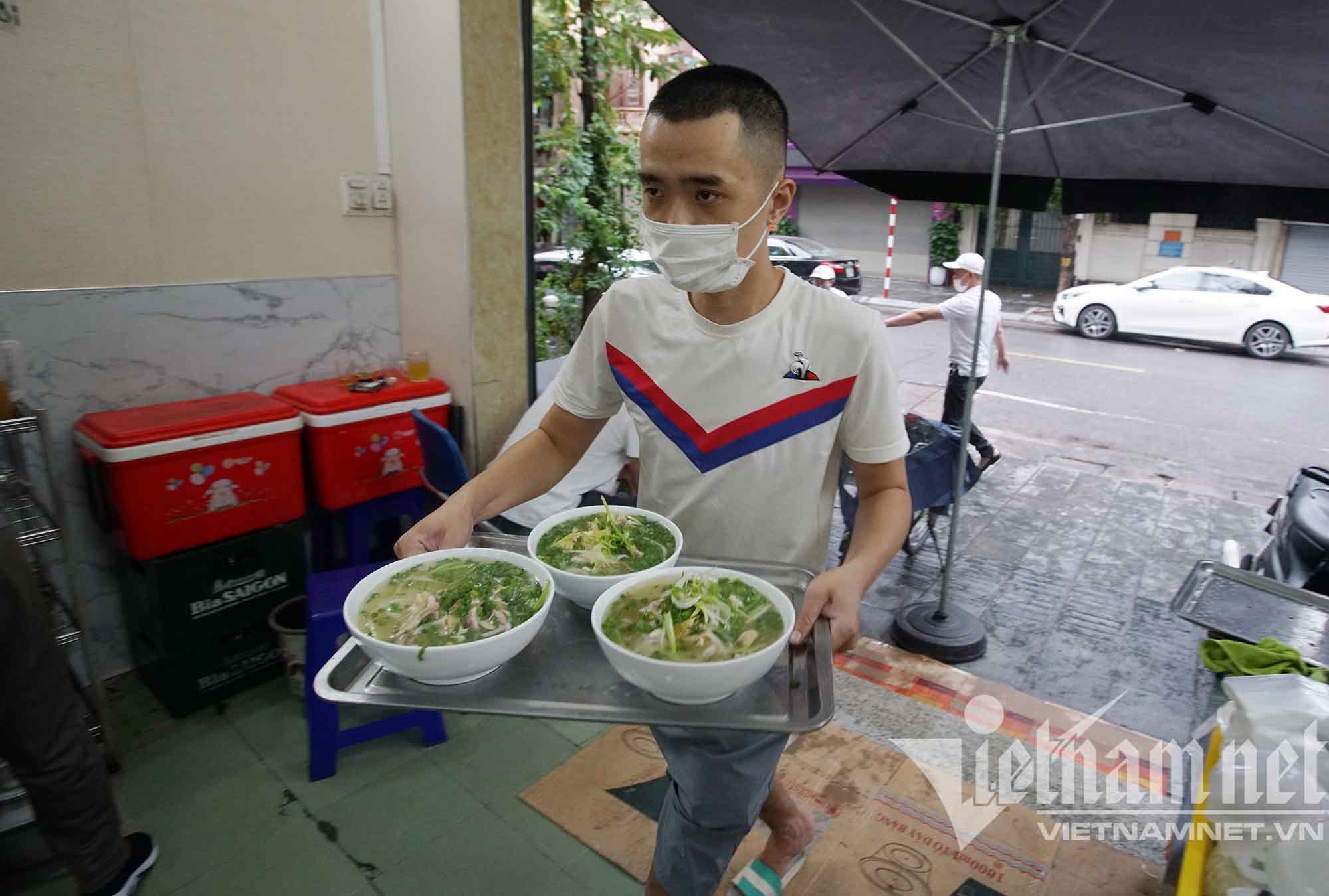 Hà Nội yêu cầu đóng cửa hàng ăn trước 21h, lễ cưới không chúc tụng tại bàn