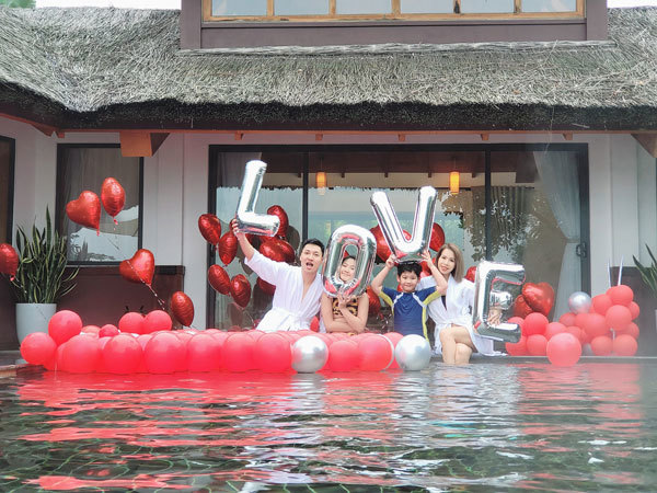 Mạnh Trường tổ chức tiệc ngoài bể bơi cùng vợ và hai con