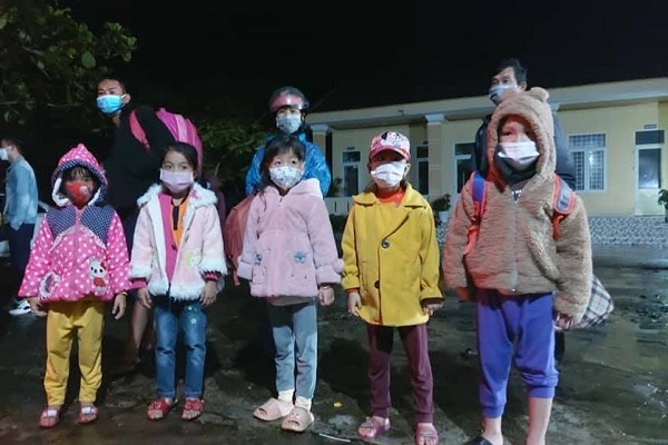 29 học sinh lớp 1 đi cách ly trong đêm vì bạn học là F0
