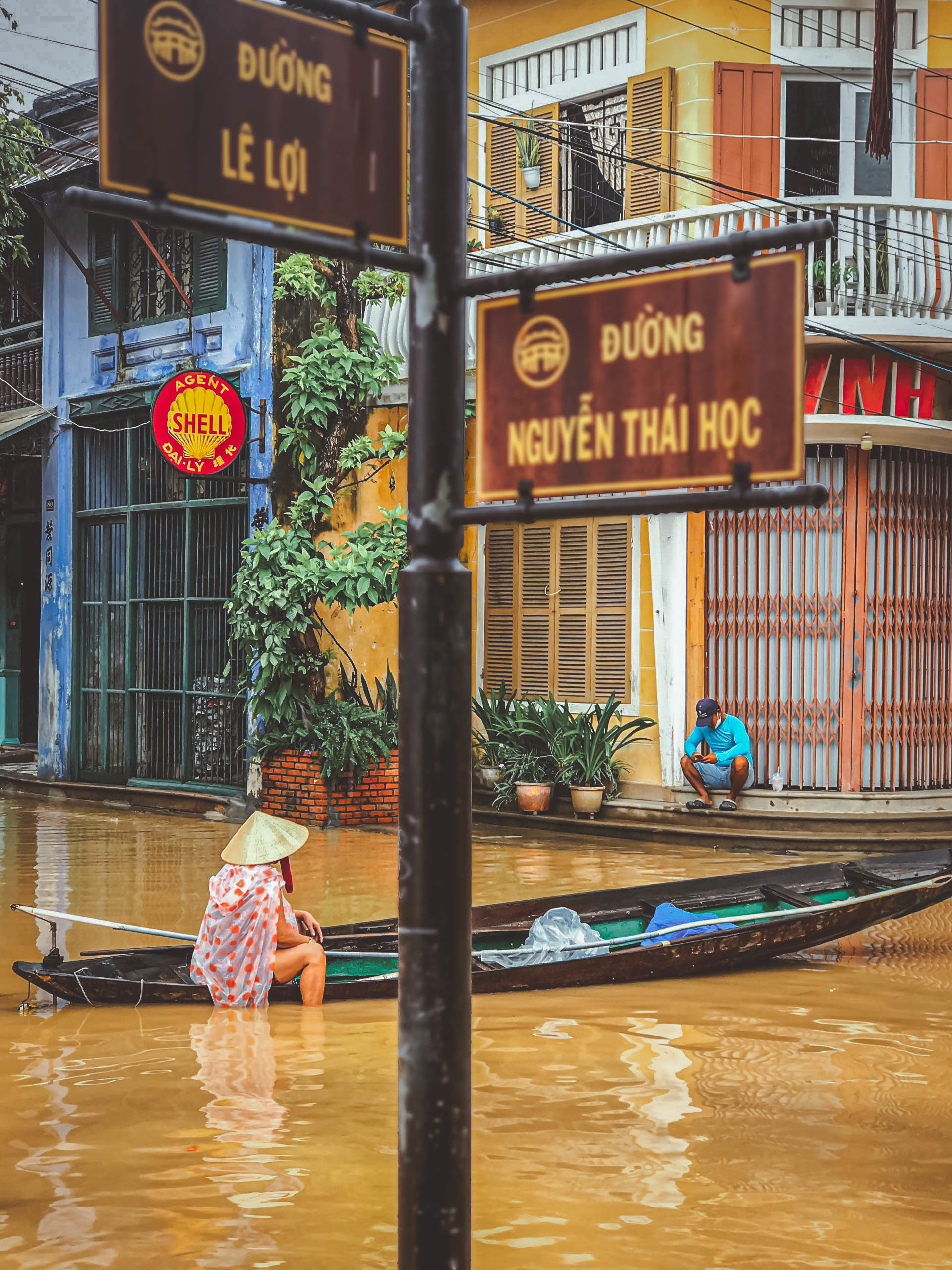 Du lịch Hội An mùa nước lũ: Chèo ván quanh phố cổ, lội nước uống cà phê