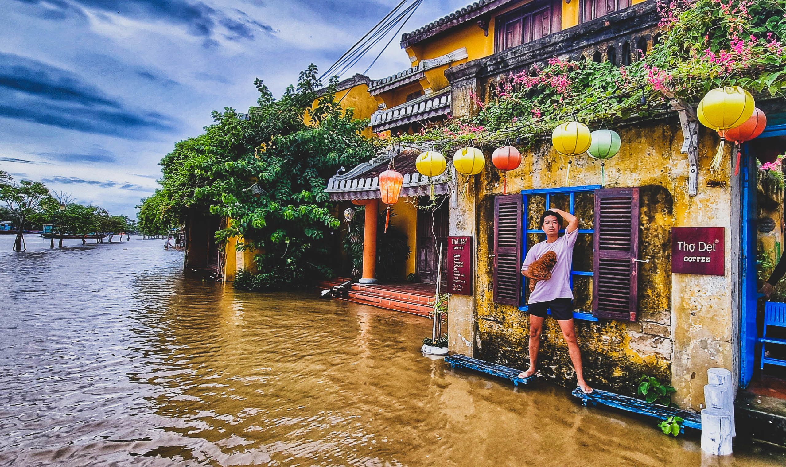 Du lịch Hội An mùa nước lũ: Chèo ván quanh phố cổ, lội nước uống cà phê