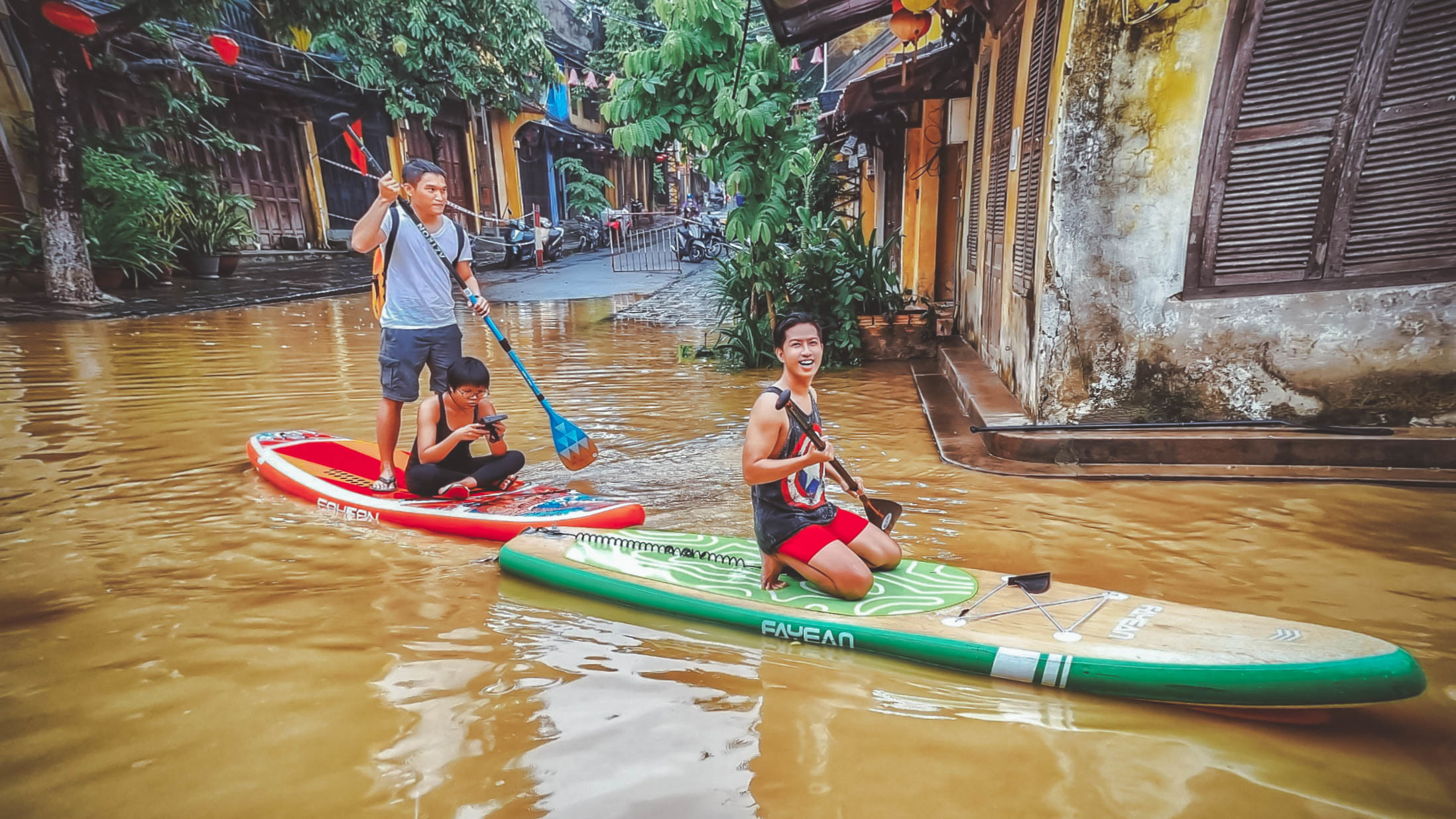 Du lịch Hội An mùa nước lũ: Chèo ván quanh phố cổ, lội nước uống cà phê