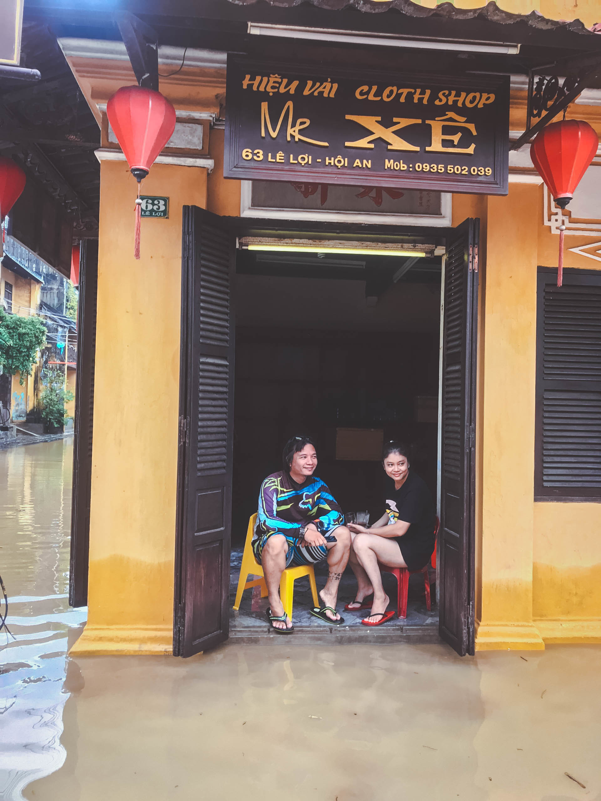 Du lịch Hội An mùa nước lũ: Chèo ván quanh phố cổ, lội nước uống cà phê