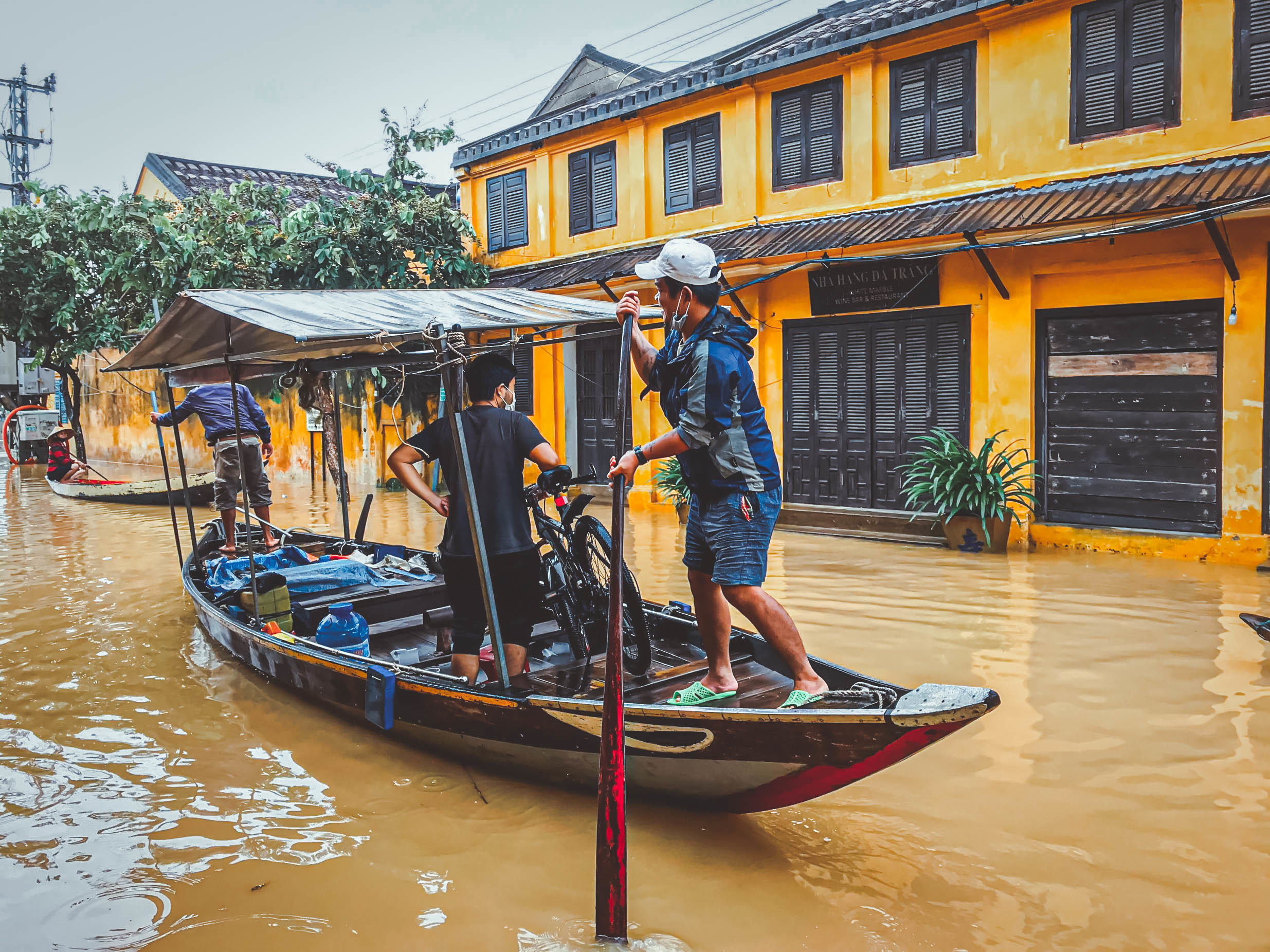 Du lịch Hội An mùa nước lũ: Chèo ván quanh phố cổ, lội nước uống cà phê