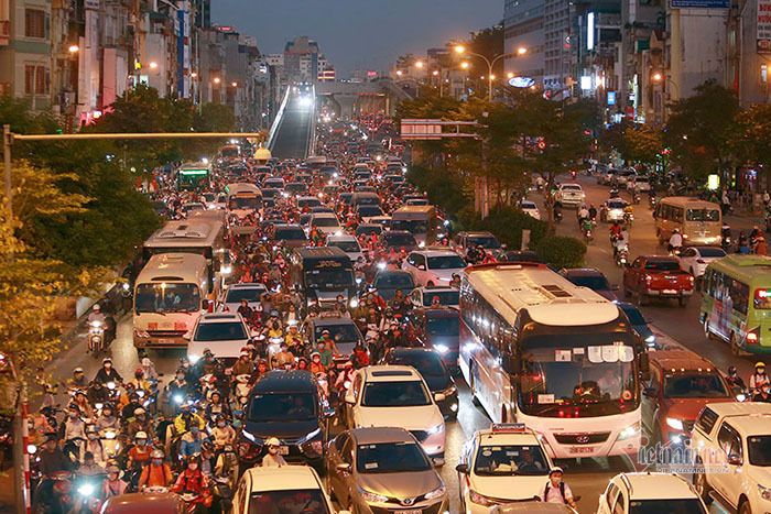 Thu phí ô tô để giảm ùn tắc ở Hà Nội: Các góc nhìn khác nhau