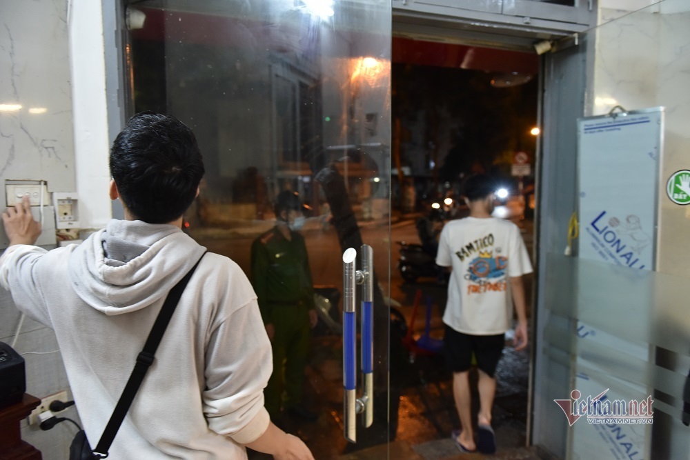 Hà Nội siết chặt chống dịch, hàng quán đóng cửa im lìm sau 21h