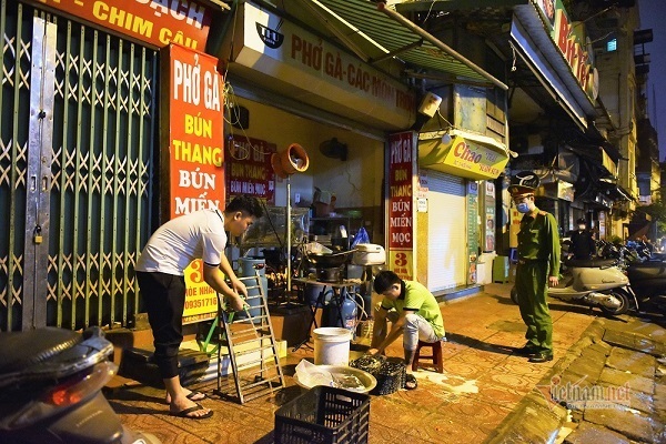 Hà Nội siết chặt chống dịch, hàng quán đóng cửa im lìm sau 21h