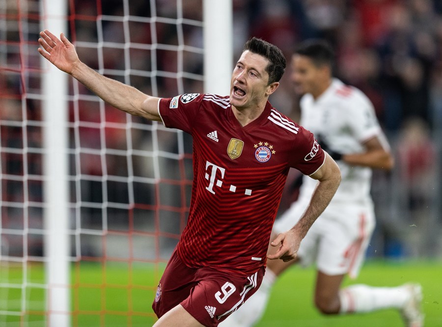 Lewandowski lập hat-trick đặc biệt, Bayern đoạt vé vòng 1/8