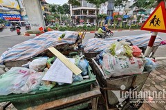 Cả loạt xe rác phủ bạt, bốc mùi trên phố Hà Nội