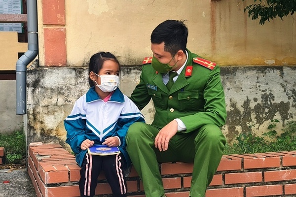 Giây phút thượng úy công an cứu cháu bé đuối nước người đã tím tái