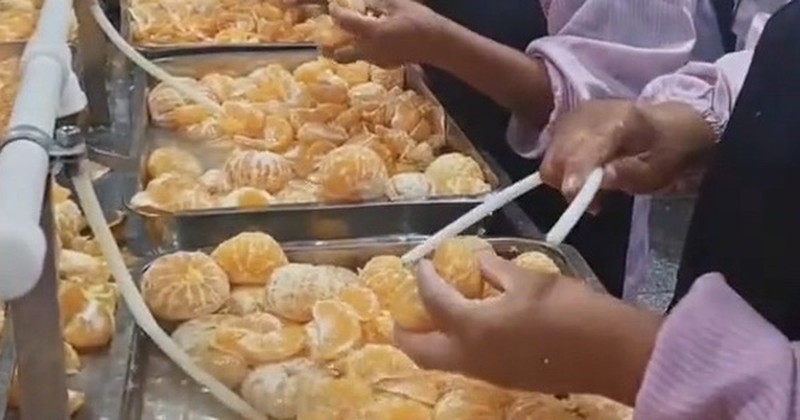 Cảnh làm nước cam ép khiến dân mạng tranh cãi
