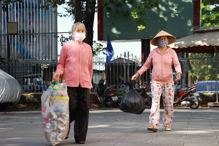 160 người ở Hội An mang rác thải đi đổi gạo