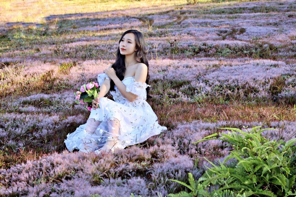 Thiếu nữ khoe dáng mùa cỏ hồng Đà Lạt, cảnh nên thơ như giữa trời Âu