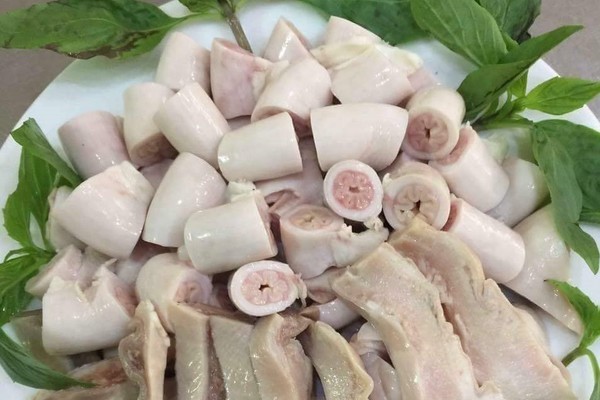 Bé trai 10 tuổi tím tái nguy kịch do tai nạn khi ăn tràng lợn