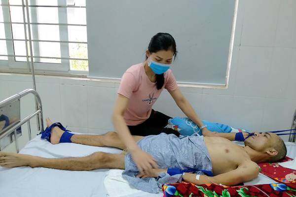 Anh Đinh Văn Sơn bị tai nạn vỡ sọ não đang dần bình phục