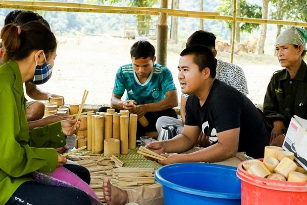 Đêm không trăng rủ nhau đi lấy tre, về chế tác thành đồ dùng bền, đẹp