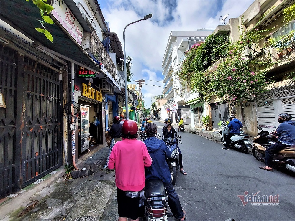 Hàng bánh mỳ 90 năm cha truyền con nối, chủ quán nhớ khẩu vị cả trăm khách