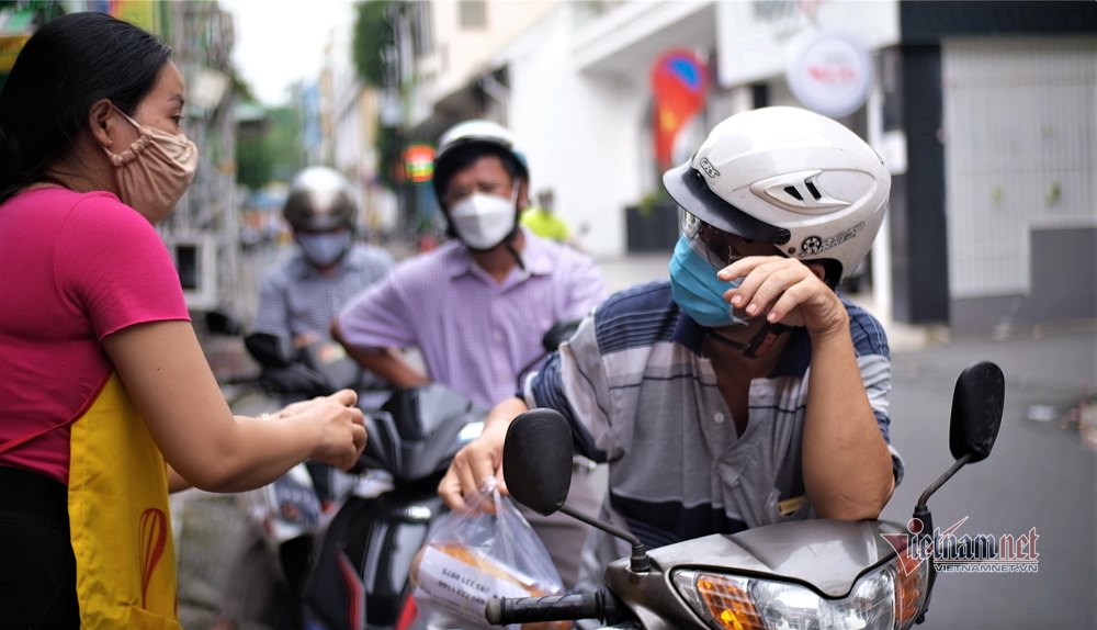 Hàng bánh mỳ 90 năm cha truyền con nối, chủ quán nhớ khẩu vị cả trăm khách