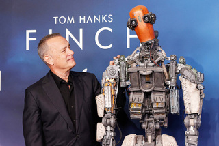 Tom Hanks từ chối lời mời trị giá 28 triệu USD của tỷ phú Jeff Bezos
