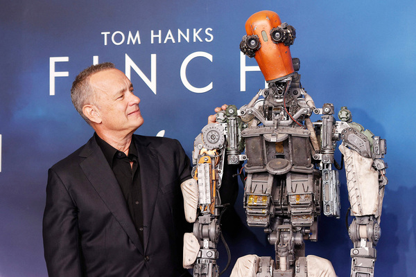 Tom Hanks từ chối lời mời trị giá 28 triệu USD của tỷ phú Jeff Bezos