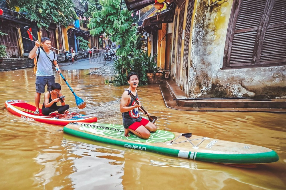 Du lịch Hội An mùa nước lũ: Chèo ván quanh phố cổ, lội nước uống cà phê