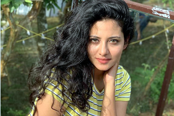 Hoa hậu Ấn Độ chết thảm, mẹ đau đớn tự tử được đưa đi cấp cứu kịp thời