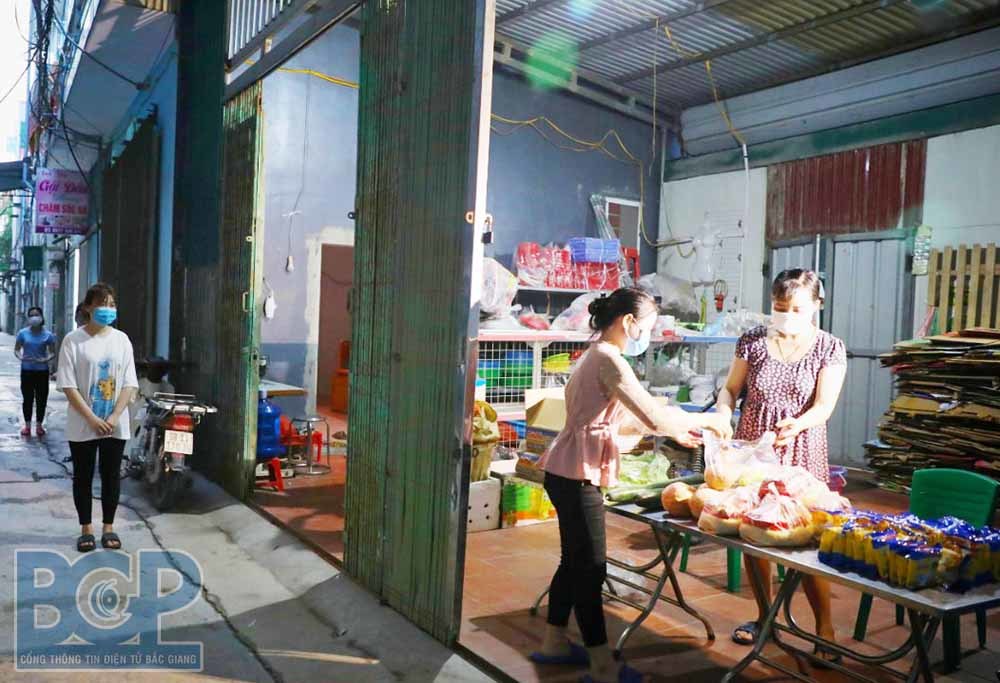 Bắc Giang tạm dừng dịch vụ ăn uống tại chỗ, không tổ chức đám cưới