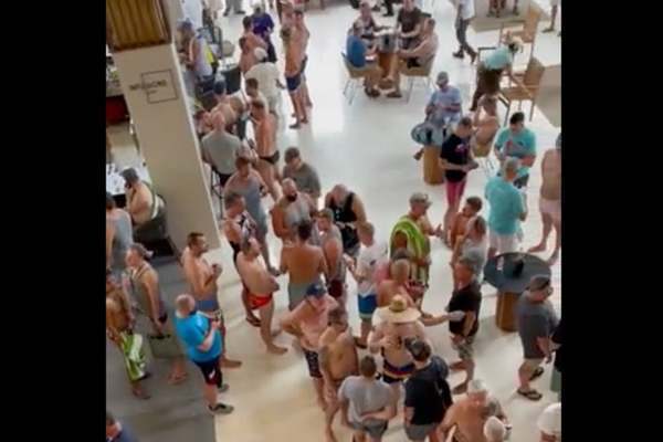 Video đấu súng thanh toán băng đảng trong khu nghỉ dưỡng ở Mexico