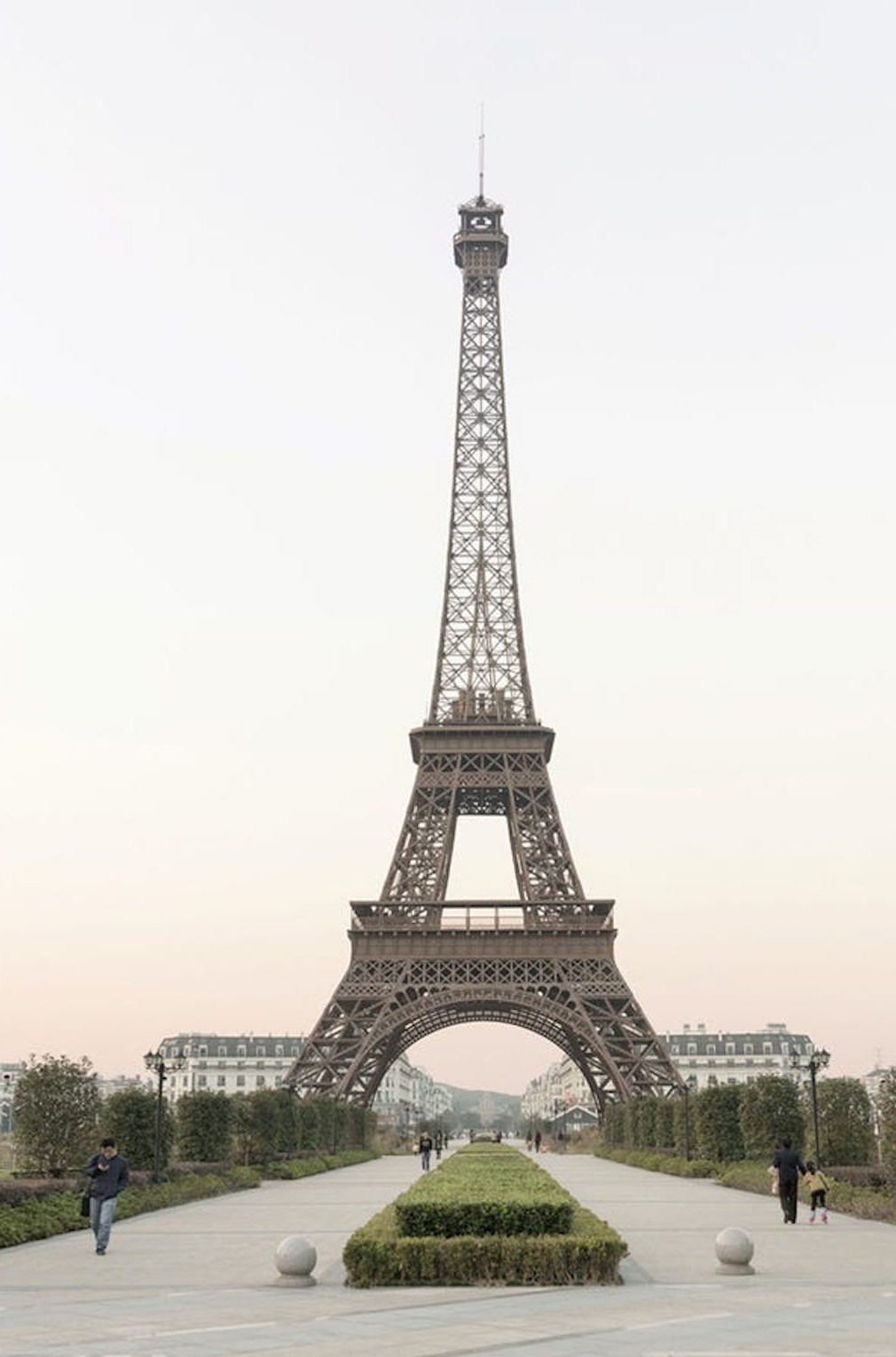 Tháp Eiffel và những công trình 'nhái' gây tranh cãi ở khu đô thị  Tianducheng Trung Quốc