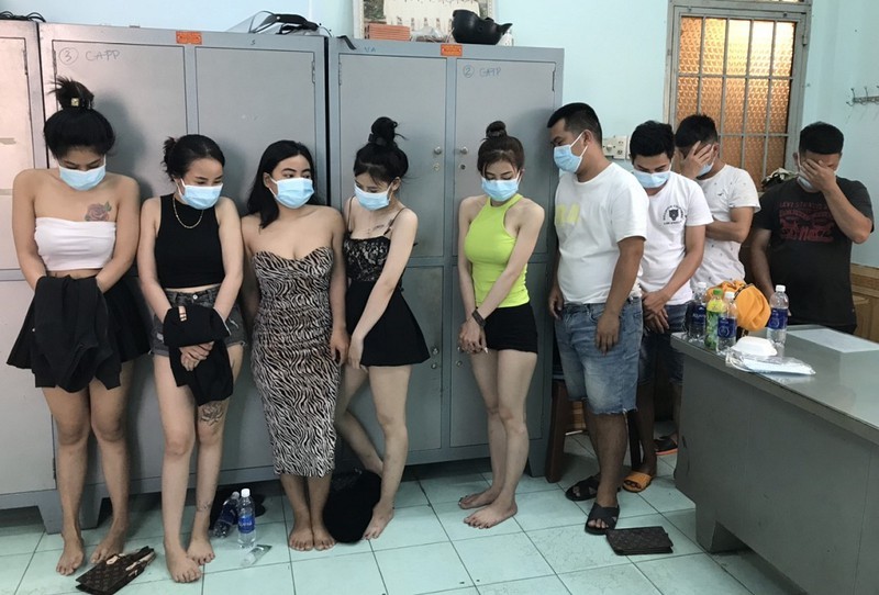 Bất chấp dịch, nhóm thanh niên ở Đồng Nai gọi nữ tiếp viên tụ tập ‘bay lắc’