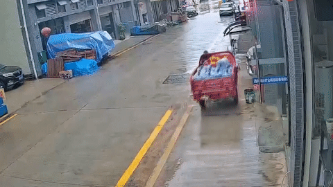 Xe ba gác bất ngờ vọt đi khi không có tài xế