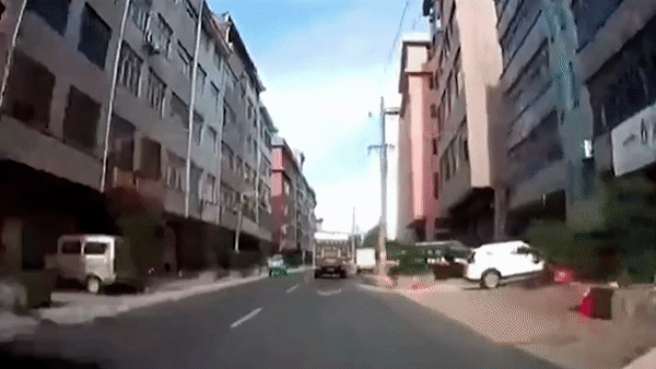 Ô tô thoát 'tử thần' từ trên trời rơi xuống trong gang tấc