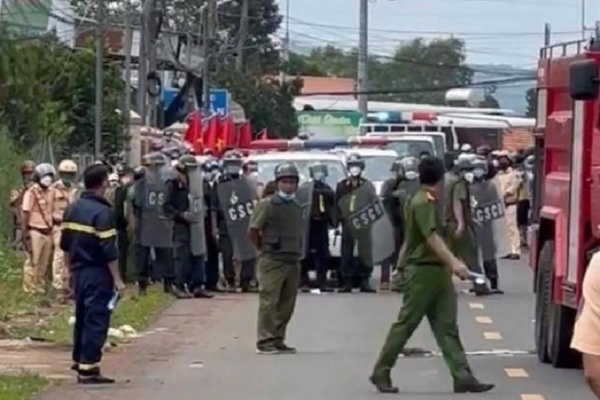 Cảnh sát vây bắt người cướp xe tải, nghi mang súng cố thủ trong nhà dân