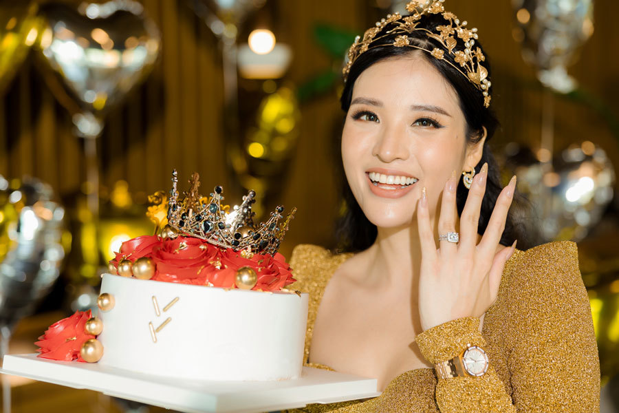 Hoa hậu Phan Hoàng Thu khoe kim cương tiền tỷ mừng tuổi mới