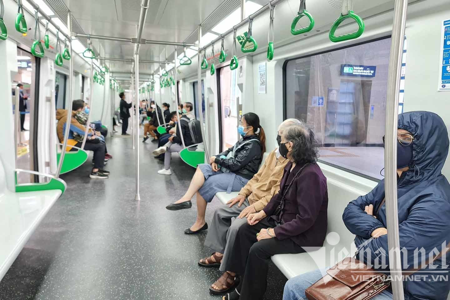 Dân công sở hồ hởi đi làm bằng tàu Cát Linh – Hà Đông