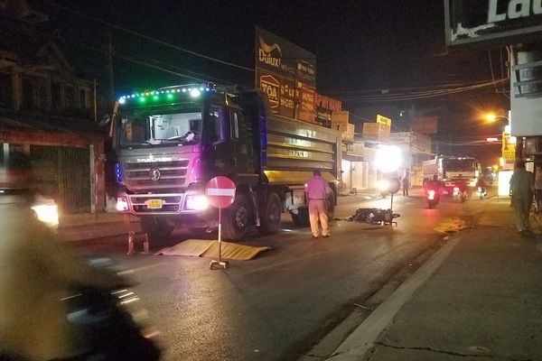 Điều tra cái chết của thanh niên nằm trước đầu xe ben ở TP.HCM