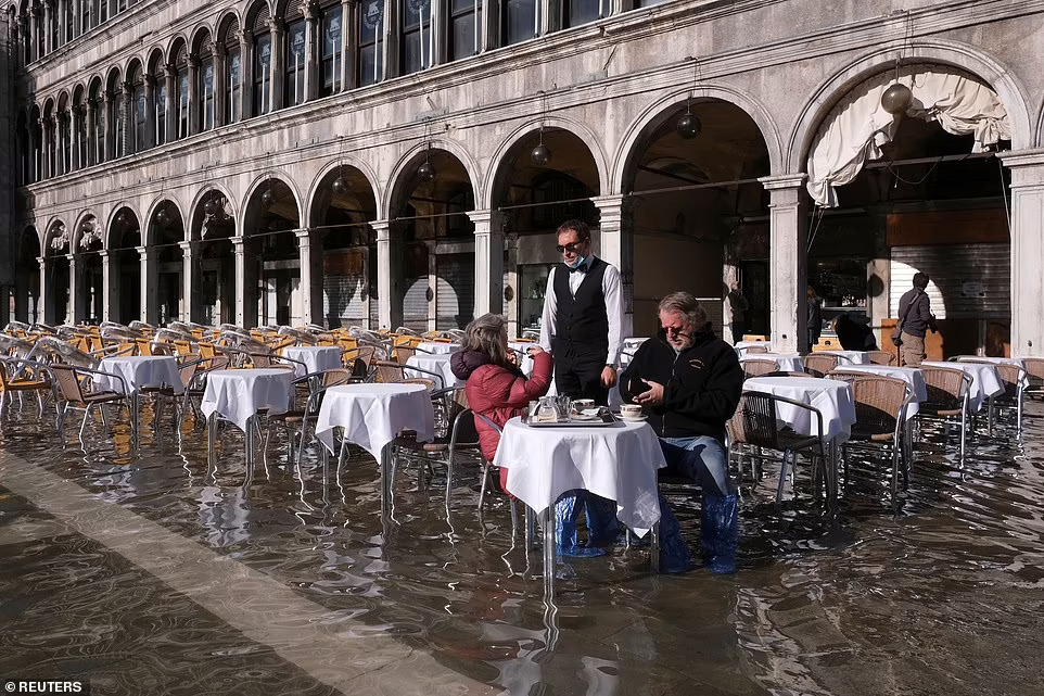 Du khách đi ủng, lội nước uống cà phê giữa 'thành phố lụt' Venice