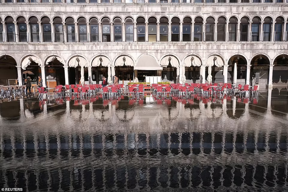 Du khách đi ủng, lội nước uống cà phê giữa 'thành phố lụt' Venice