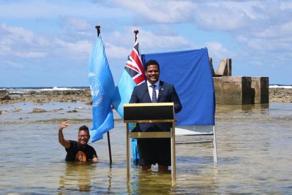 Đứng phát biểu dưới biển, Ngoại trưởng Tuvalu 'hâm nóng' vấn đề khí hậu
