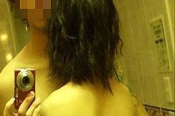 Yêu 'hoàng tử' mạng, nữ sinh 14 tuổi bị ra giá '10 triệu đồng một ảnh nóng'