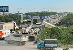 Xe container lật trên cầu Thanh Trì, kẹt xe kéo dài suốt buổi sáng