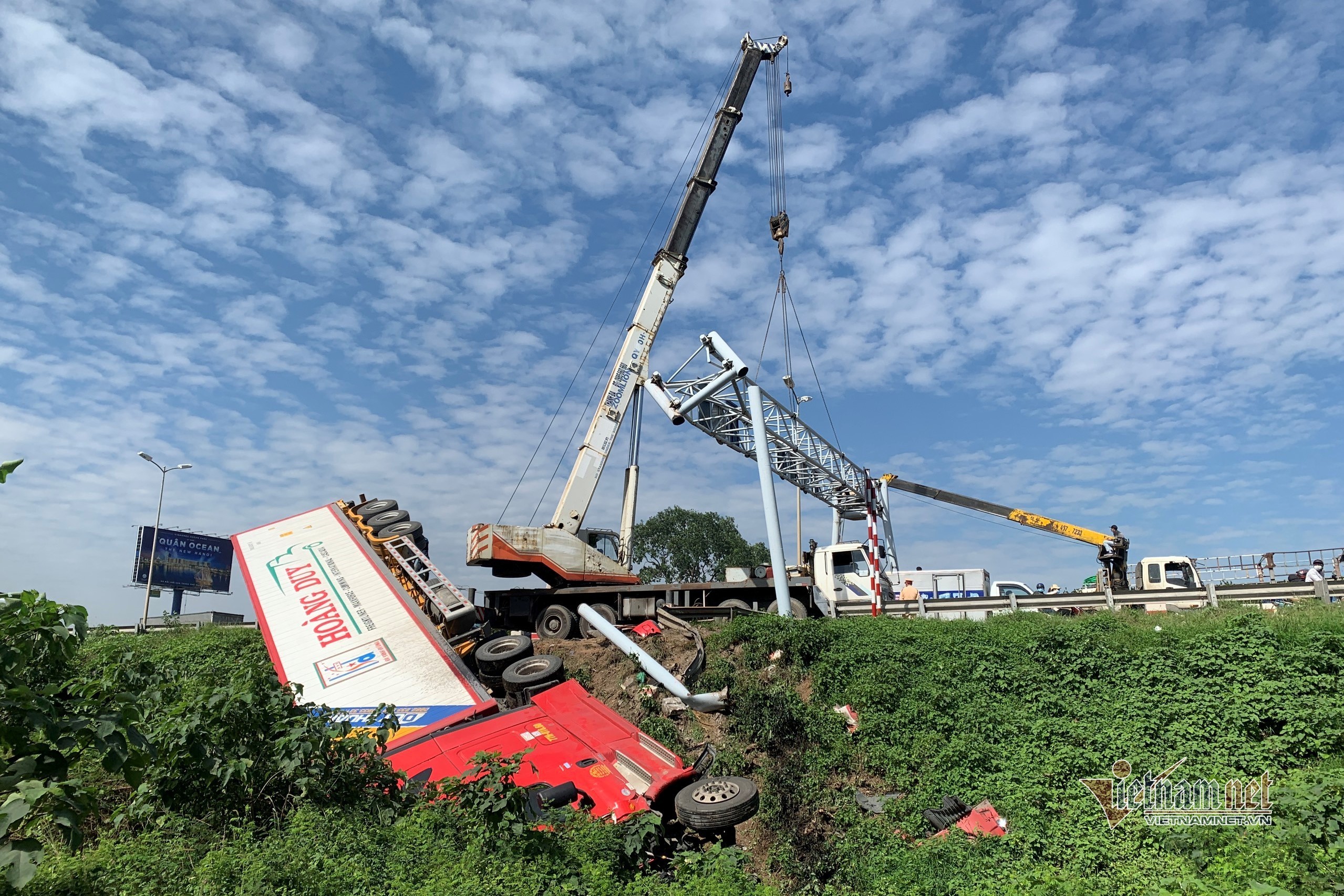 Ba cần cẩu lớn 'giải cứu' container lật trên cầu Thanh Trì